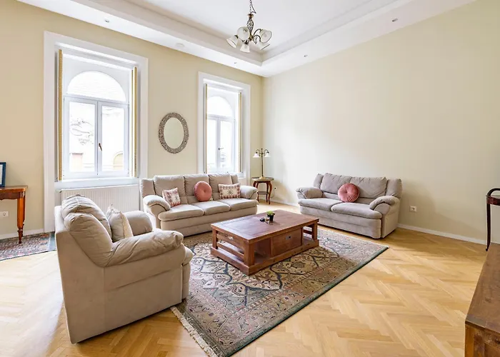 Graceful & Cozy Dream Next To The Opera House Apartament