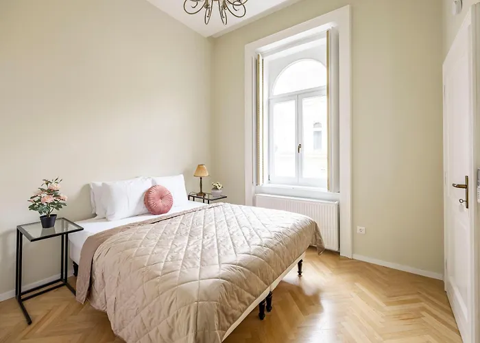 Graceful & Cozy Dream Next To The Opera House Apartament