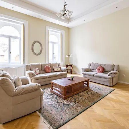 Graceful & Cozy Dream Next To The Opera House Apartment