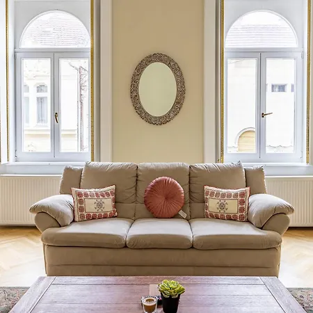 Graceful & Cozy Dream Next To The Opera House Apartment *