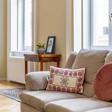 Graceful & Cozy Dream Next To The Opera House